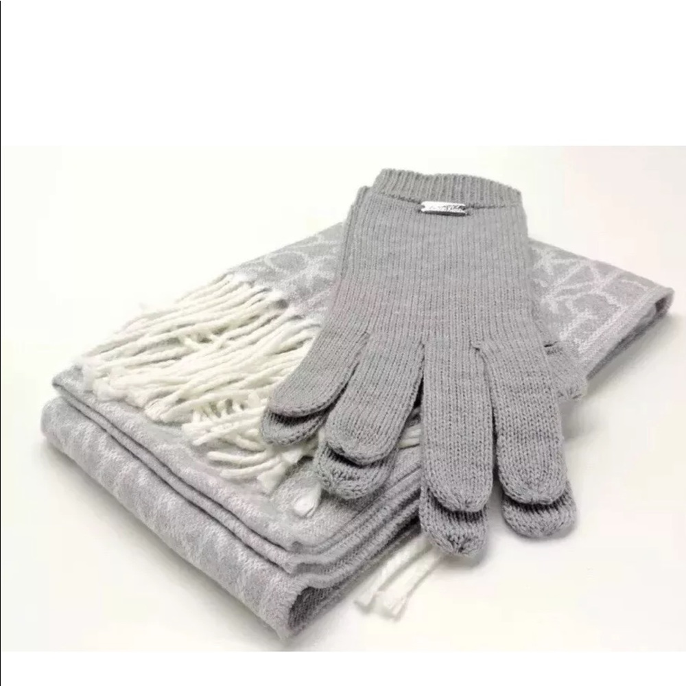 NWT Calvin Klein 2 Piece Set Scarf & Tech Gloves